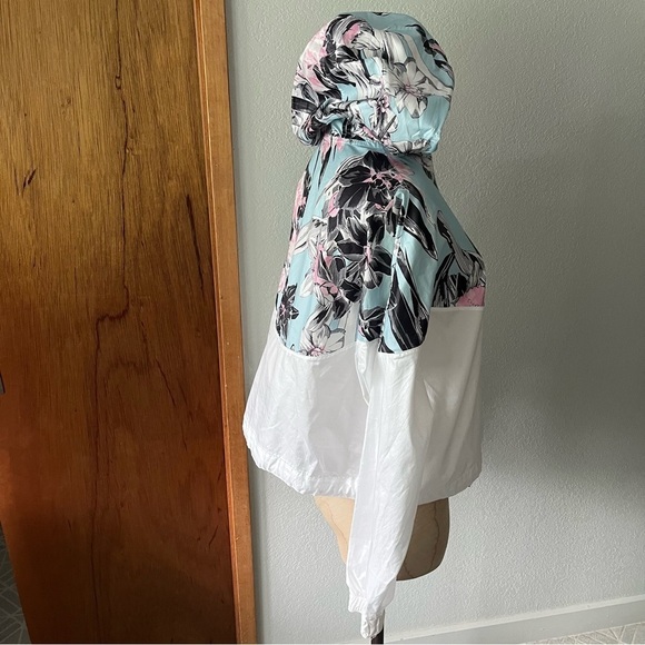 NIKE sz M HYPER FEMME White Cropped Windrunner Floral Print Windbreaker - Picture 12 of 15